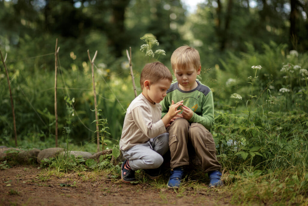 Kinder spielen in der Natur