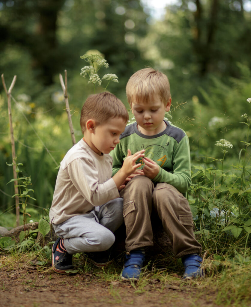 Kinder spielen in der Natur