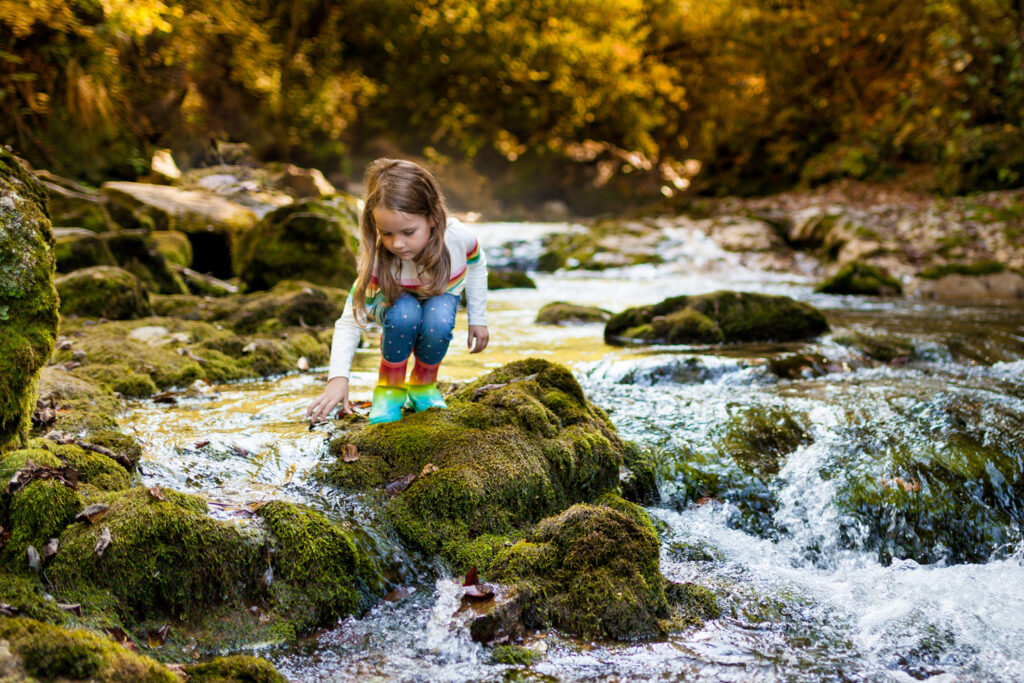 Kind spielt in der Natur