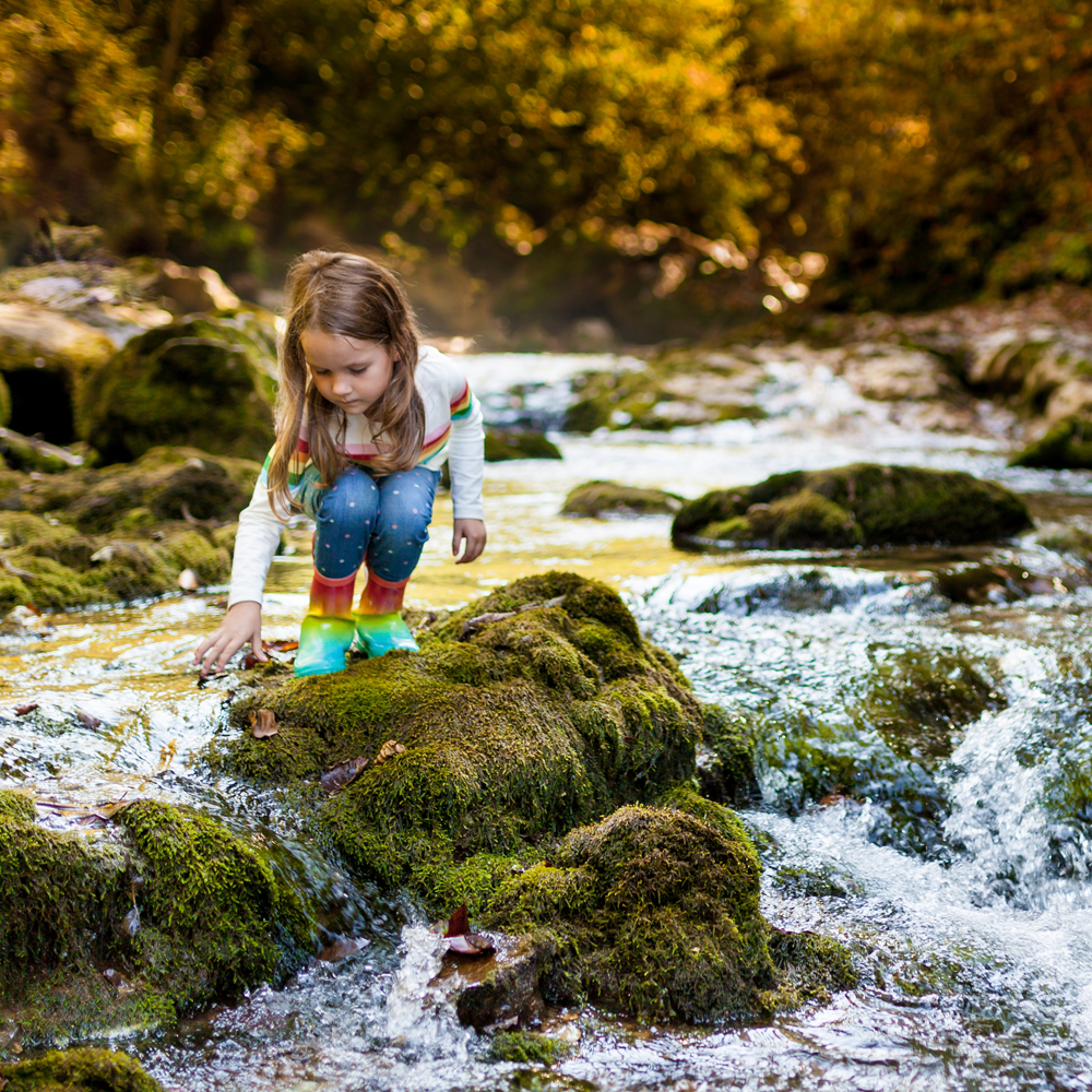 Kind spielt in der Natur