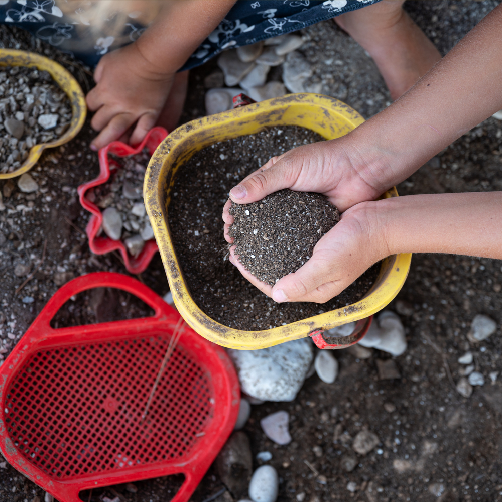 Kinder spielen mit Sand und Erde