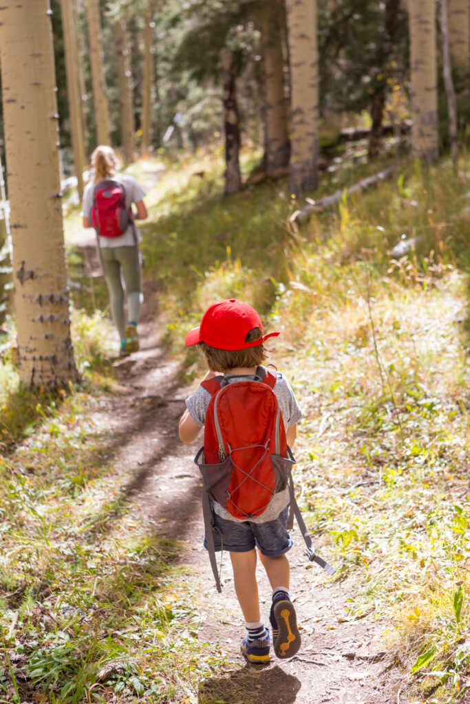 Kinder wandern durch einen Wald